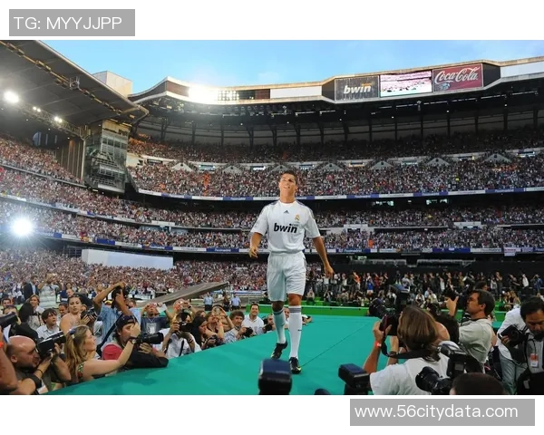 C罗与贝克汉姆的传奇对决：足球场上的风格与影响力之争